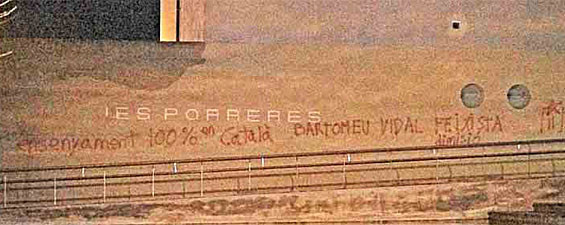 Pintadas en la fachada del IES Porreras contra uno de los profesores amenazados (Foto: Cati Cladera/’El Mundo’). Pintadas en la fachada del IES Porreras contra uno de los profesores amenazados (Foto: Cati Cladera/’El Mundo’).