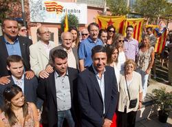 Xavier GarcÃ­a Albiol, durante la ofrenda floral increpado por alborotadores con banderas independentistas | EFE