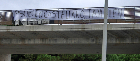 En los alrededores de GavÃ¡ se han podido ver un par de pancartas contra la inmersiÃ³n lingÃ¼Ã­stica obligatoria en catalÃ¡n que ha recibido el respaldo del PSOE en el Congreso.