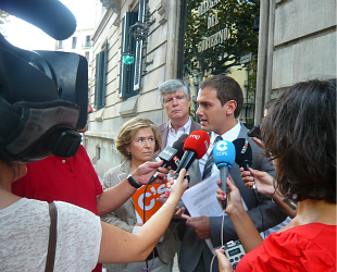 Dirigentes de Ciudadanos, tras la presentaciÃ³n de las instancias ante la DelegaciÃ³n del Gobierno en CataluÃ±a, atendiendo a los medios de comunicaciÃ³n (Foto: Ciudadanos).
